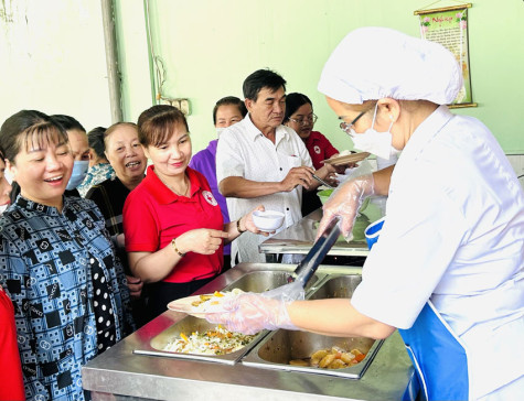 Ấm áp những “bữa ăn yêu thương”