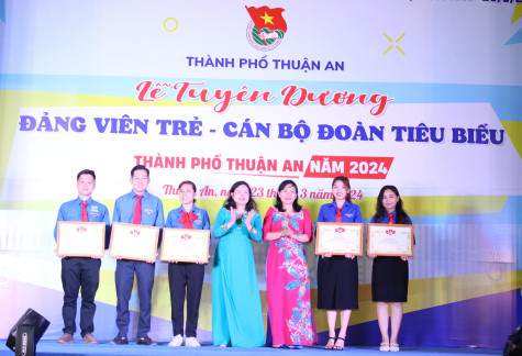 TP.Thuận An: Tuyên dương đảng viên trẻ, cán bộ Đoàn tiêu biểu