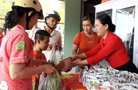 TP.Tân Uyên: Trao 1.000 suất ăn và nhu yếu phẩm cho người dân khó khăn