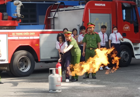 Học sinh trải nghiệm thoát nạn bằng xe thang