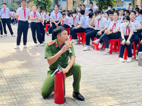 Tuyên truyền kiến thức an toàn giao thông, phòng cháy chữa cháy trong học sinh