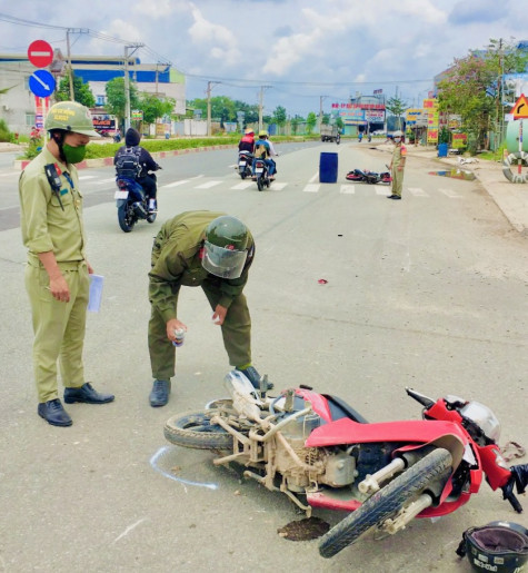 TP.Tân Uyên: Đội cơ động xử lý sự cố giao thông hỗ trợ giải quyết hàng trăm vụ việc