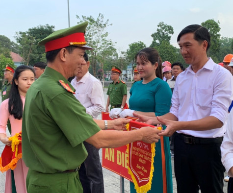 Hội thi nghiệp vụ chữa cháy và cứu hộ, cứu nạn “Tổ liên gia an toàn PCCC”