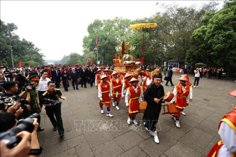 Thủ tướng dự Quốc Giỗ, dâng hương tưởng niệm các Vua Hùng tại đền Hùng