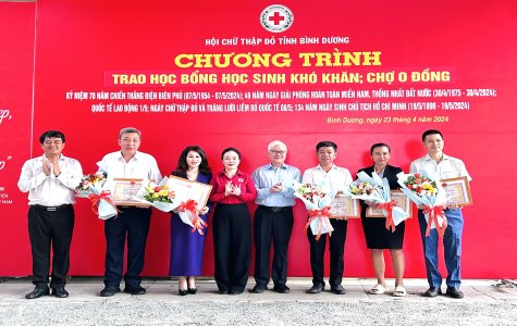 Hội Chữ thập đỏ tỉnh: Tặng quà và học bổng cho học sinh, người dân khó khăn