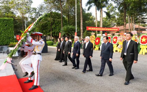 Lãnh đạo tỉnh Bình Dương viếng Nghĩa trang Liệt sĩ tỉnh