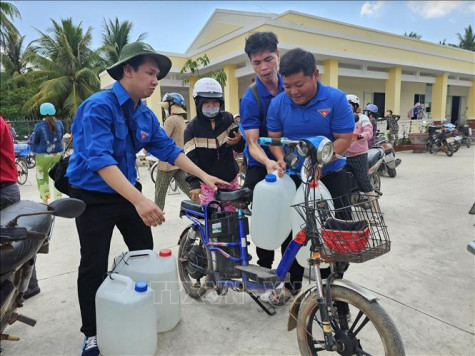 'Giọt nước nghĩa tình' mát lòng người dân vùng hạn mặn