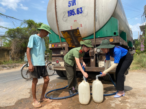 Mang nước sạch đến với người dân vùng hạn mặn