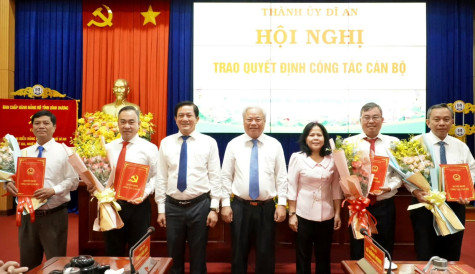 TP.Dĩ An: Trao các quyết định về công tác cán bộ