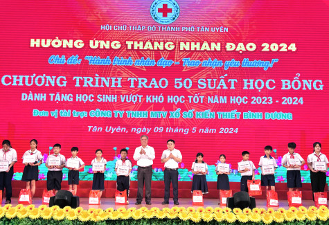 TP.Tân Uyên: Trao quà và học bổng hỗ trợ học sinh, người dân khó khăn