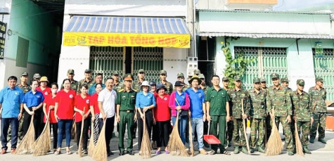 Chiến sĩ Cục tác chiến điện tử tham gia công tác dân vận