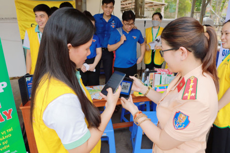 Người dân quét mã QR cung cấp tin báo vi phạm giao thông