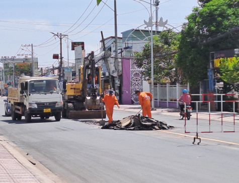 Khẩn trương khắc phục 2 điểm sụt lún trên đường Thủ Khoa Huân