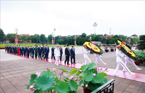 Kỷ niệm 134 năm Ngày sinh Chủ tịch Hồ Chí Minh: Lãnh đạo Đảng, Nhà nước vào Lăng viếng Bác