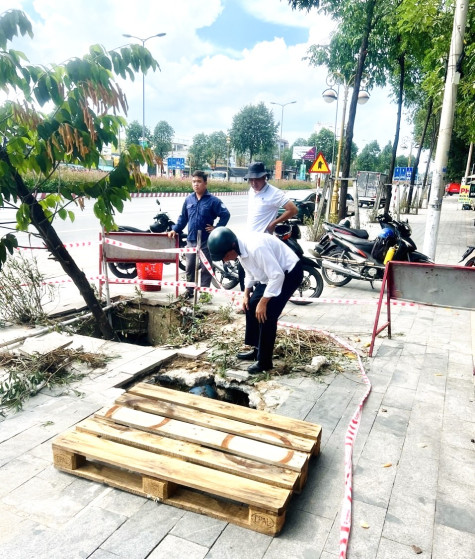 Rào chắn “hố tử thần” trên đường Phạm Ngọc Thạch để bảo đảm an toàn