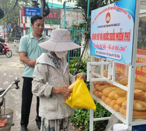 Ấm áp từ “Chiếc tủ yêu thương”