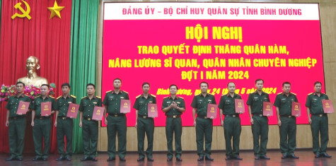 Trao quyết định thăng quân hàm, nâng lương cho 76 sĩ quan, quân nhân chuyên nghiệp