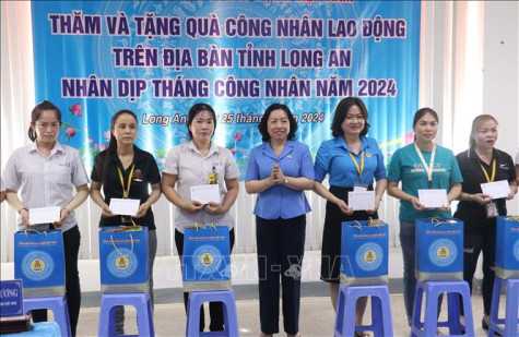 Tháng Công nhân 2024: Thăm, tặng quà công nhân lao động khó khăn