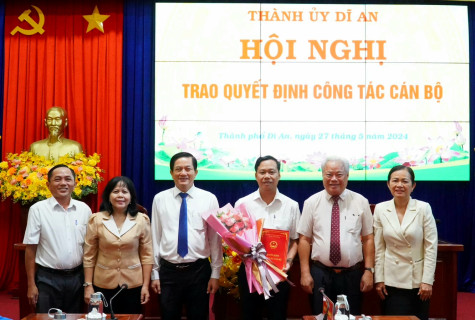 Thành ủy Dĩ An trao quyết định về công tác cán bộ