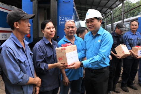 Liên đoàn Lao động tỉnh: Thăm hỏi, tặng quà công nhân có hoàn cảnh khó khăn