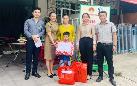 Trao hỗ trợ cho 2 trẻ em có hoàn cảnh khó khăn