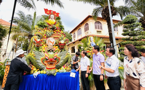 Sôi nổi hội thi trưng bày mâm lễ bằng hoa quả tạo hình