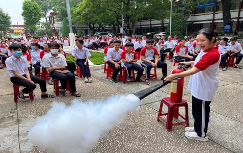 Học sinh trường THPT chuyên Hùng Vương (TP.Thủ Dầu Một) trải nghiệm, thực hành chữa cháy