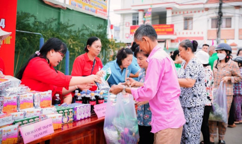 Nhiều phần quà hỗ trợ gia đình khó khăn