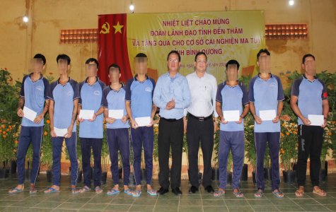 Lãnh đạo các sở, ngành thăm hỏi, tặng quà học viên cai nghiện ma túy