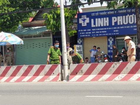 Xe máy tông dải phân cách, cô gái tử vong giữa đường