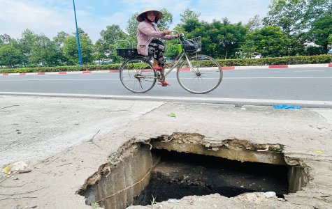 Khi cống thoát nước thành “bẫy” người đi đường!