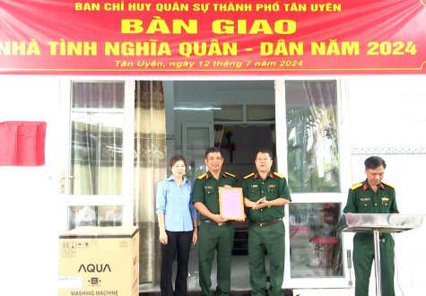 TP.Tân Uyên: Bàn giao nhà “Tình nghĩa quân - dân”