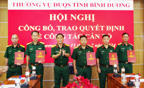 Thường vụ Đảng ủy Quân sự tỉnh Bình Dương: Trao quyết định về công tác cán bộ