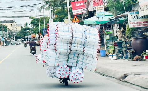 Xe máy cà tàng chở hàng cồng kềnh