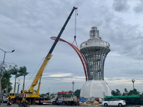 Lắp đặt cặp cánh hoa dầu nặng hơn 4 tấn trên phố đi bộ Bạch Đằng (TP.Thủ Dầu Một)