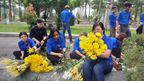 “Ngàn hoa dâng mộ liệt sĩ”