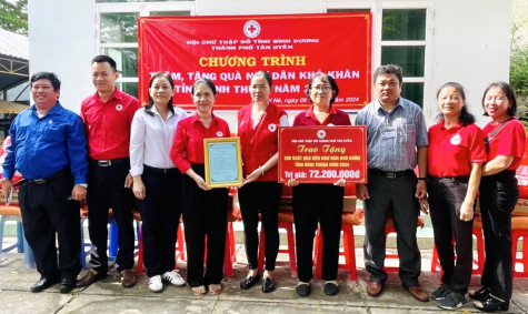 Hội Chữ thập đỏ TP.Tân Uyên: Thăm, tặng quà cho ngư dân, trẻ em khó khăn tỉnh Bình Thuận