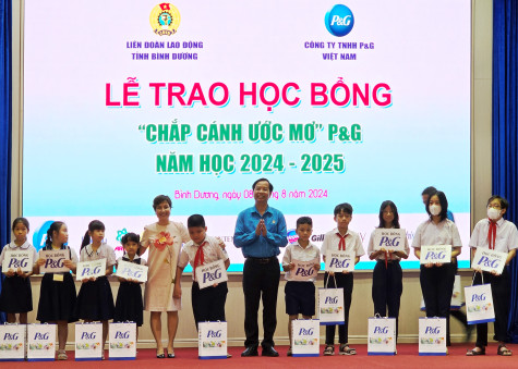 Đồng hành cùng con em người lao động trong năm học mới