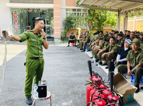 Tuyên truyền, hướng dẫn lực lượng bảo vệ an ninh trật tự cơ sở thực hành chữa cháy