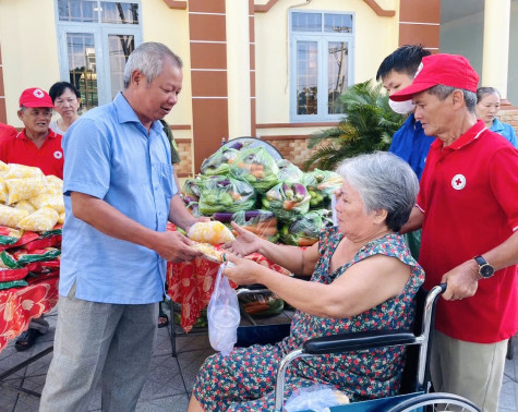 Huyện Dầu Tiếng: Vận động hàng hóa trị giá 100 triệu đồng hỗ trợ người dân khó khăn