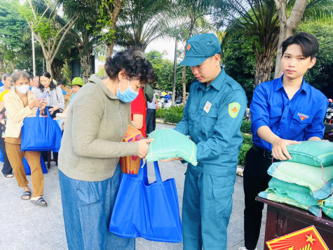 Phường Phú Lợi, TP.Thủ Dầu Một: Hỗ trợ 150 phần quà cho đoàn viên, hội viên khó khăn