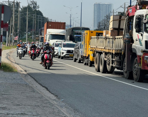 Người đi xe máy an tâm khi làn đường được “trả lại”