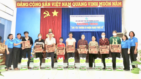 Những phần quà san sẻ yêu thương