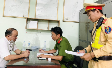 Vụ người đàn ông đập phá ô tô và uy hiếp tài xế: Đã khởi tố vụ án, khởi tố bị can