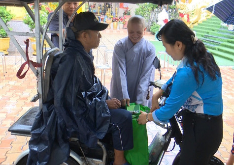 TP.Thuận An: Trao 100 phần quà cho hộ nghèo, hộ có hoàn cảnh khó khăn