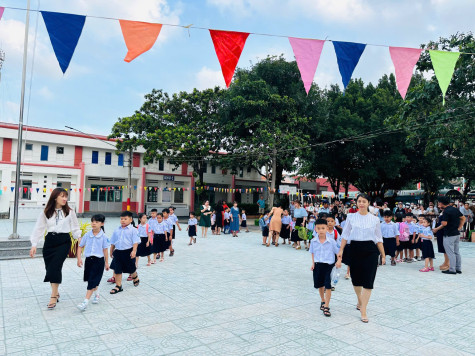 Học sinh Bình Dương hân hoan ngày tựu trường