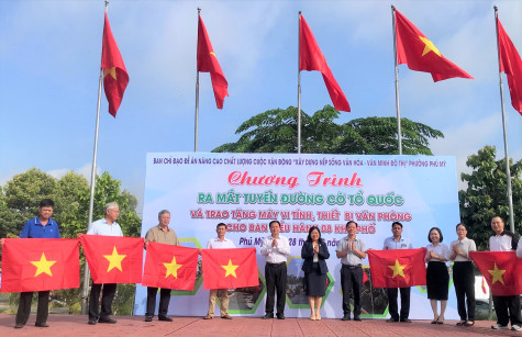 Người dân trao tặng 3.000 lá cờ Tổ quốc cho chương trình "Đường cờ Tổ quốc"