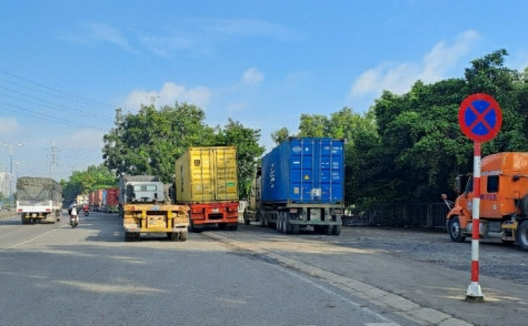 Lòng đường thành “bãi đáp” xe container