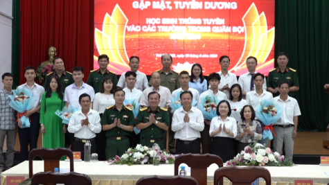 Tuyên dương thí sinh trúng tuyển vào các trường cao đẳng, đại học trong quân đội