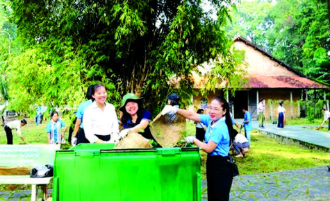 Về nguồn, hưởng ứng “Ngày thứ bảy văn minh” tại di tích Nhà tù Phú Lợi